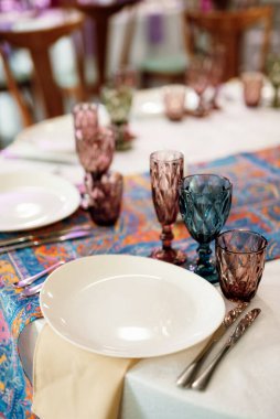 Ziyafet salonunun dekorasyonu Maracan stilinin rengarenk renkleriyle