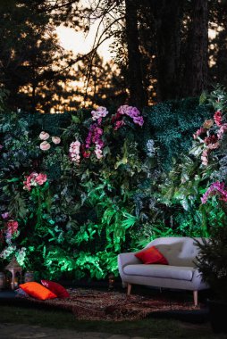 Marakan tarzında doğal çiçeklerle dekoratif parlak yeşil fotoğraf bölgesi