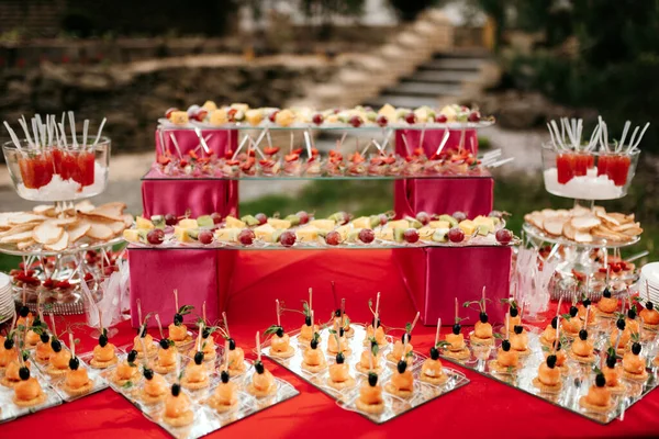 Buffet Luminoso Con Aperitivos Colores Estilo Maracano —  Fotos de Stock