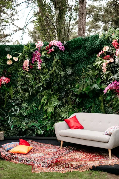 Marakan tarzında doğal çiçeklerle dekoratif parlak yeşil fotoğraf bölgesi