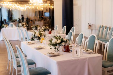 doğal çiçekli ve elementli düğün dekoru