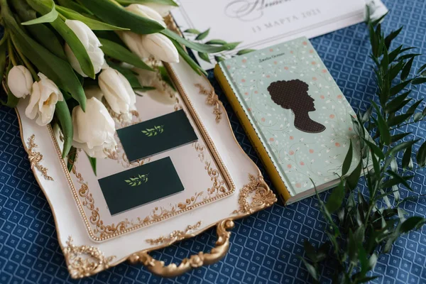 Elegante Ramo Boda Flores Naturales Frescas Vegetación Con Libro —  Fotos de Stock