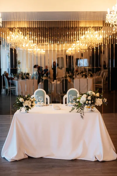 Presidio Degli Sposi Nella Sala Banchetti Del Ristorante Decorato — Foto Stock