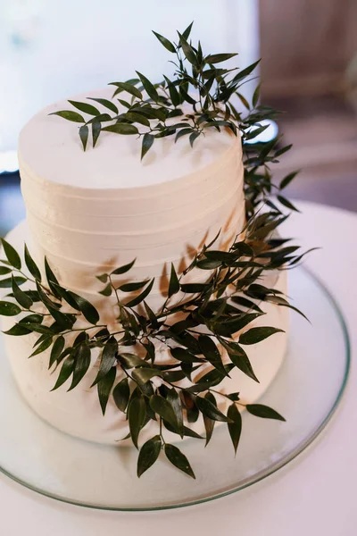 Weiße Hochzeitstorte Bei Der Hochzeit Des Brautpaares — Stockfoto