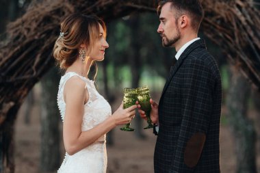 Gelin ve damadın yürüyüşü Ekimde sonbahar ormanında