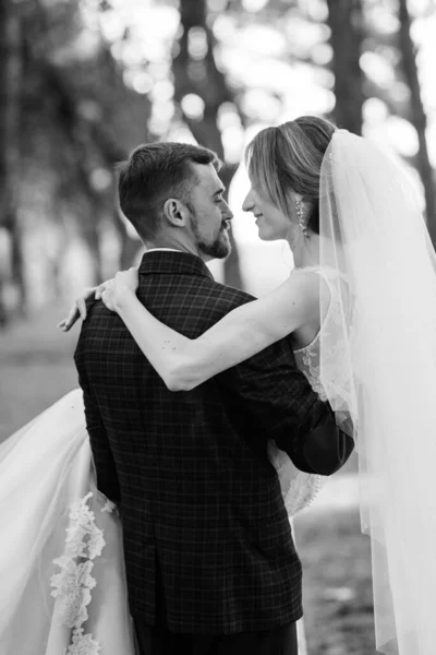 Promenad Bruden Och Brudgummen Genom Höstskogen Oktober — Stockfoto