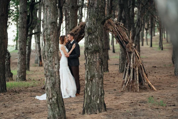 10月の秋の森の中を新郎新婦の散歩 — ストック写真