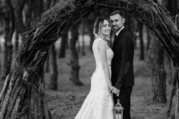 Promenad Bruden Och Brudgummen Genom Höstskogen Oktober — Stockfoto