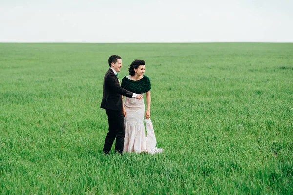 Der Bräutigam Braunen Anzug Und Die Braut Einem Elfenbeinfarbenen Kleid — Stockfoto