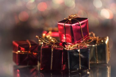 Sıcak renklerde yeni yıl süslemeleri, Noel ağacı ve Noel çelengi