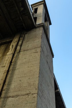 Kara ve demiryolu iki katlı Nehri üzerinde köprü