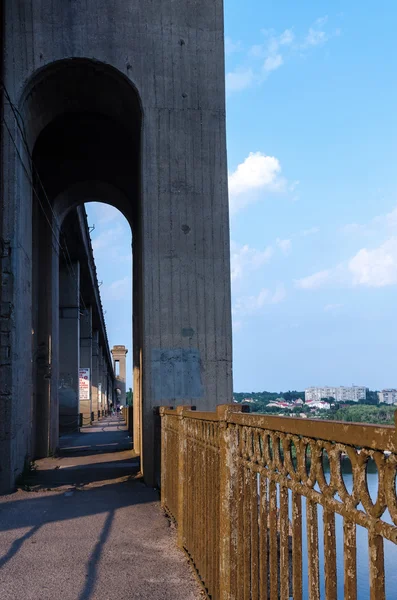 Kara ve demiryolu iki katlı Nehri üzerinde köprü — Stok fotoğraf