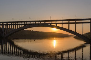 Kara ve demiryolu iki katlı Nehri üzerinde köprü