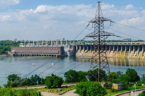 Barragem hidroeléctrica — Fotografia de Stock