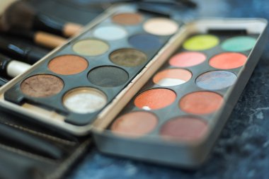 Fırça ve uzman makyaj gölgesinde