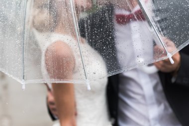 Gelin ve damat yağmurda