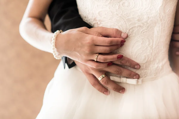 Η νύφη και ο γαμπρός στην κατοχή χέρια — Φωτογραφία Αρχείου