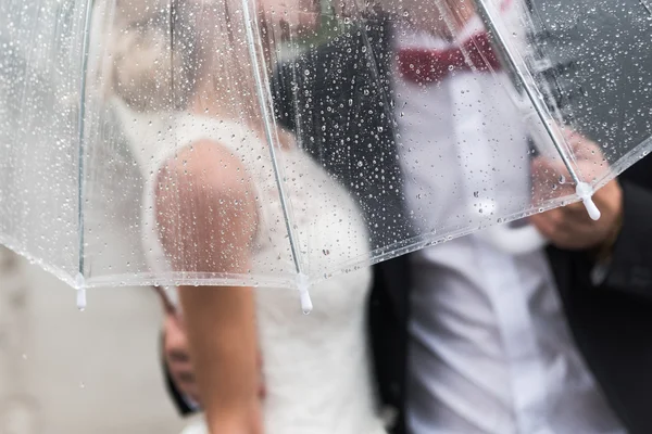 A noiva e o noivo à chuva — Fotografia de Stock