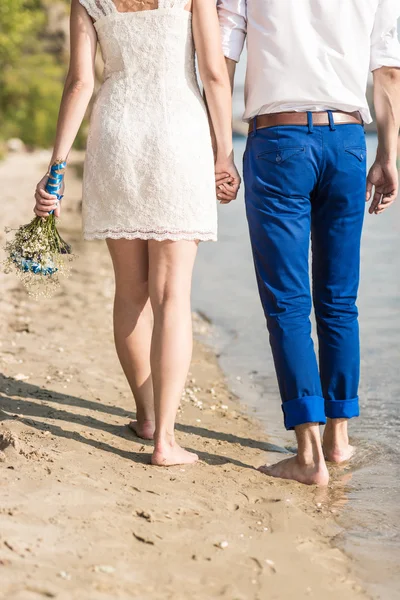 De bruid en bruidegom lopen — Stockfoto