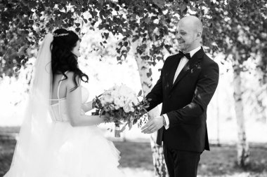 Gelin ve damadın parktaki ilk buluşması.