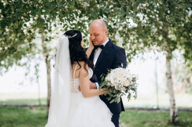 Gelin ve damadın parktaki ilk buluşması.