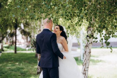 Gelin ve damadın parktaki ilk buluşması.