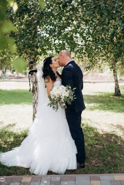 Gelin ve damadın parktaki ilk buluşması.