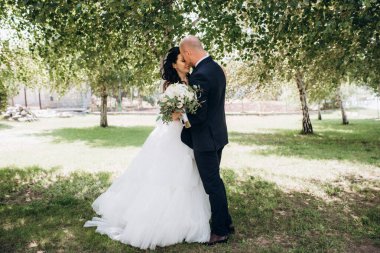 Gelin ve damadın parktaki ilk buluşması.