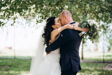 Gelin ve damadın parktaki ilk buluşması.