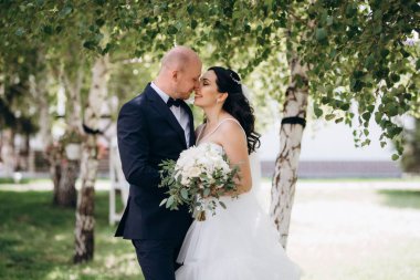 Gelin ve damadın parktaki ilk buluşması.