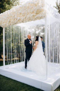 Yeni evliler açık havada, restoranın yakınındaki açık havada evleniyorlar.