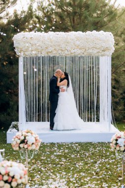 Yeni evliler açık havada, restoranın yakınındaki açık havada evleniyorlar.