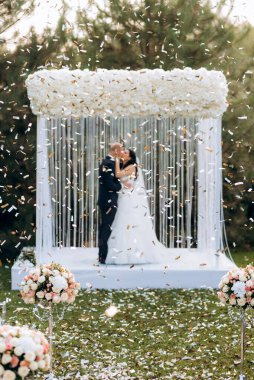 Yeni evliler açık havada, restoranın yakınındaki açık havada evleniyorlar.