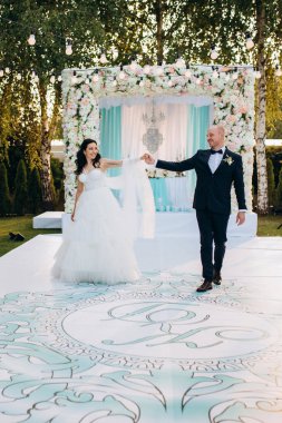 Gelin ve damadın ilk dansı açık hava restoranında ağır beyaz dumanla