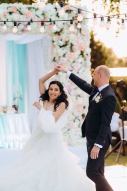 Gelin ve damadın ilk dansı açık hava restoranında ağır beyaz dumanla