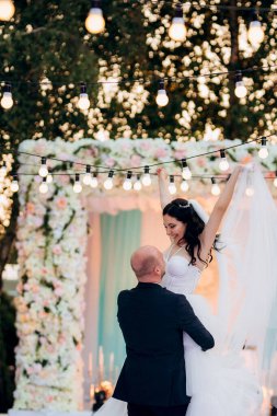 Gelin ve damadın ilk dansı açık hava restoranında ağır beyaz dumanla