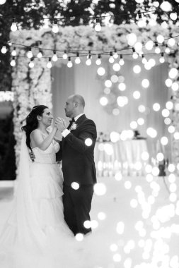 Gelin ve damadın ilk dansı açık hava restoranında ağır beyaz dumanla