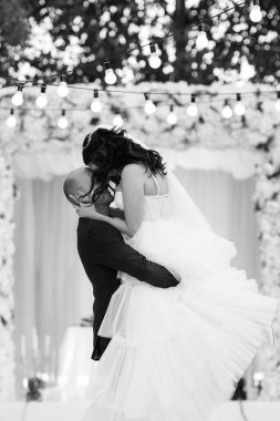 Gelin ve damadın ilk dansı açık hava restoranında ağır beyaz dumanla