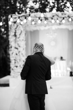 Gelin ve damadın ilk dansı açık hava restoranında ağır beyaz dumanla