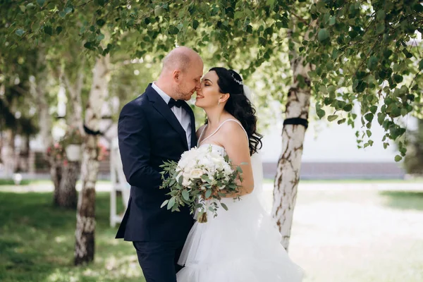 Gelin ve damadın parktaki ilk buluşması.