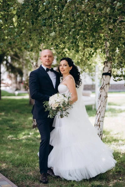 Gelin ve damadın parktaki ilk buluşması.