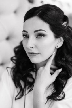 Siyah saçlı gelin evlenmeye hazırlanıyor. Bahçedeki bir yatak odasında.