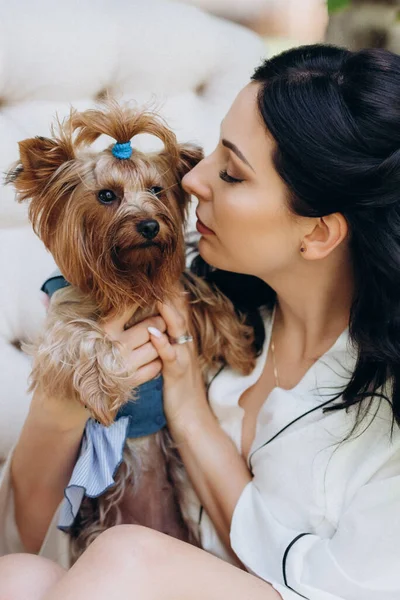 Siyah saçlı gelin evlenmeye hazırlanıyor. Bahçedeki bir yatak odasında.