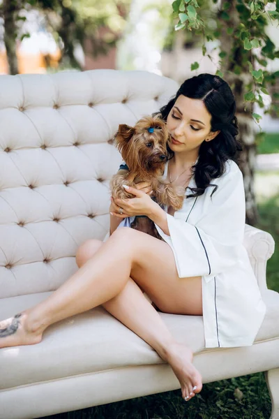 Siyah saçlı gelin evlenmeye hazırlanıyor. Bahçedeki bir yatak odasında.