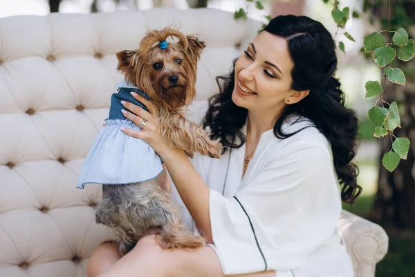 Siyah saçlı gelin evlenmeye hazırlanıyor. Bahçedeki bir yatak odasında.