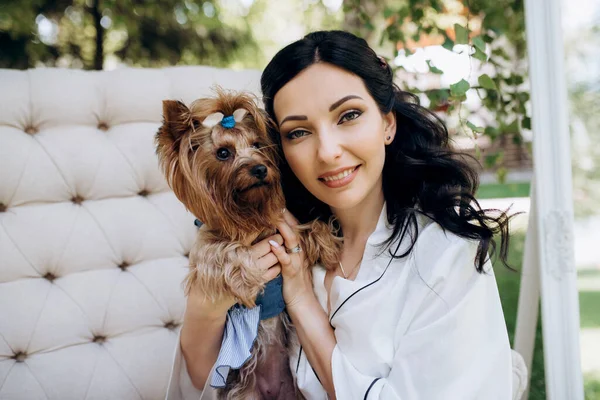 Siyah saçlı gelin evlenmeye hazırlanıyor. Bahçedeki bir yatak odasında.