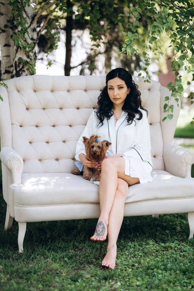 Siyah saçlı gelin evlenmeye hazırlanıyor. Bahçedeki bir yatak odasında.