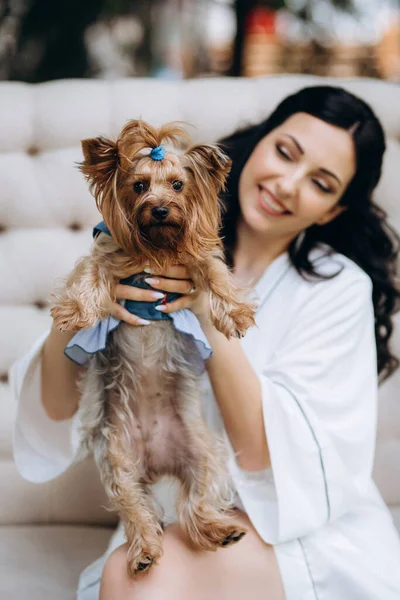 Siyah saçlı gelin evlenmeye hazırlanıyor. Bahçedeki bir yatak odasında.