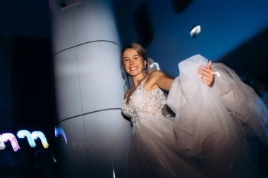 Gelin ve damadın ilk düğün dansı gün batımında restoranın içinde.