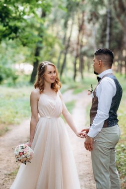 Gelin ve damadın parktaki ilk buluşması.